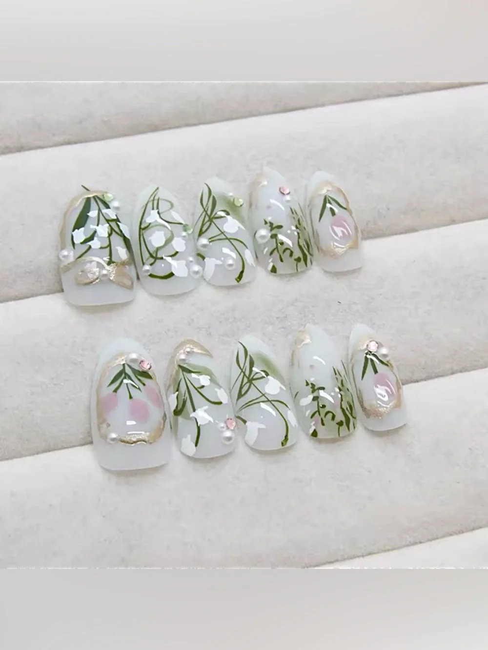 NIB 24 pc floral & vine pattern almond shaped press on nails